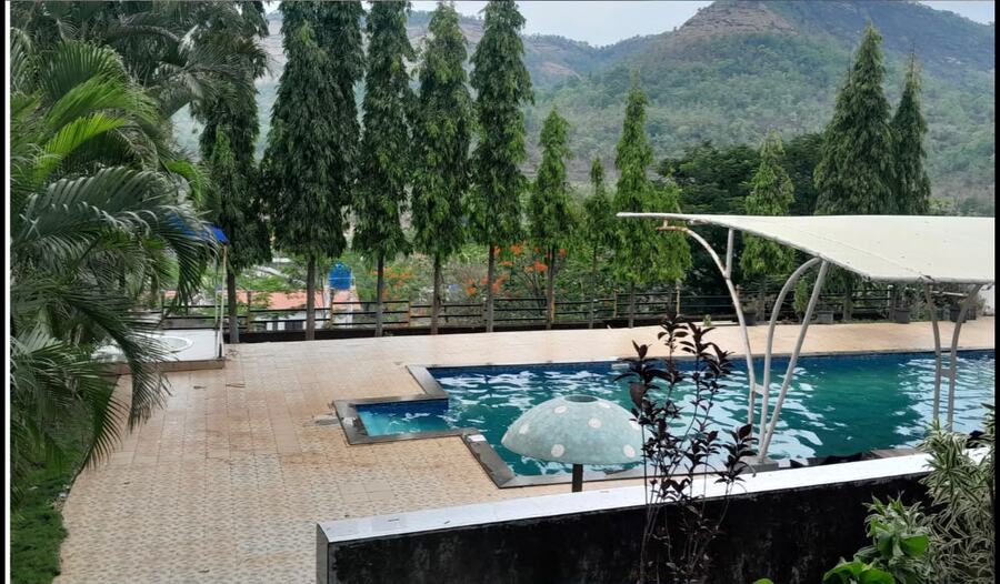 Outdoor pool at White House facing the hills